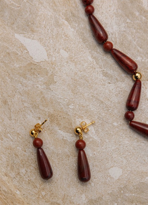 ANNI LU Hot Drops oorstekers verguld - detail 2 bordeauxrood