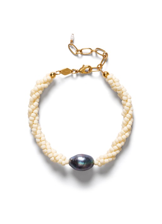 ANNI LU Twisted Treasure armband - voorkant ivoor
