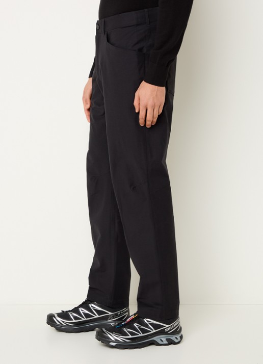 Arc'teryx Atom straight fit cargobroek met steekzakken - detail 2 zwart