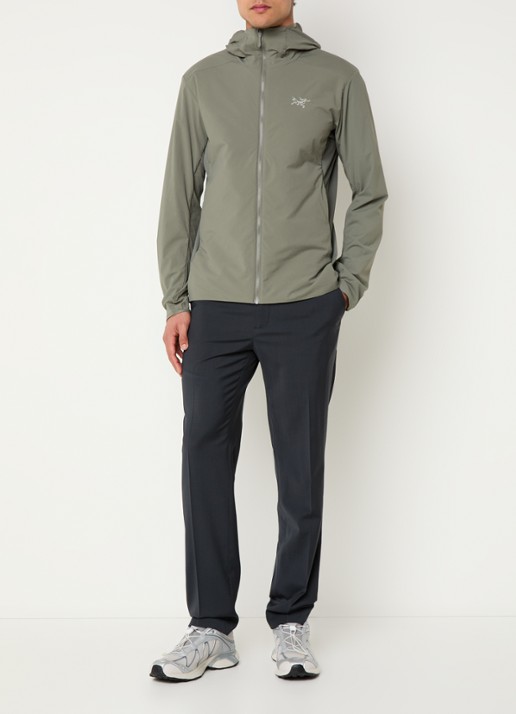 Arc'teryx Atom windjack met ritszakken en capuchon - voorkant 3 olijfgroen