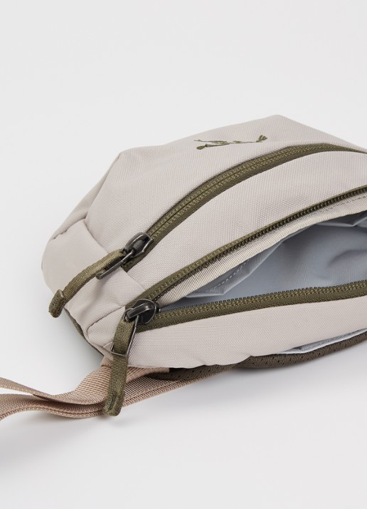 Arc'teryx Crossbodytas met logoborduring - detail 3 donkerbeige