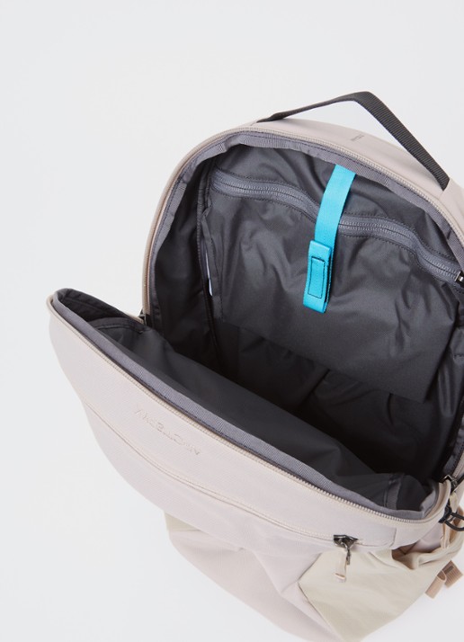 Arc'teryx Mantis 16 rugzak met logoborduring - detail 3 beige