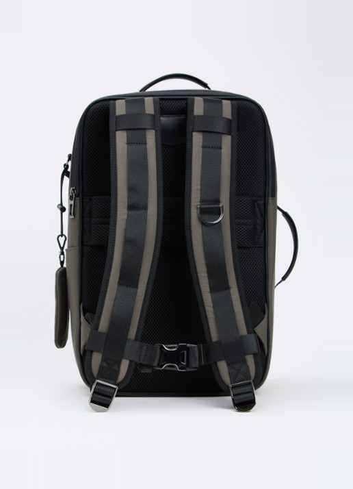 Armani Travel Essentials rugzak met logo - achterkant bronsgroen