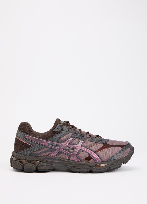 ASICS Gel-Cumulus 16 sneaker met mesh details - voorkant 2 donkerbruin