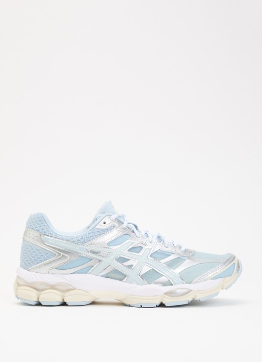 ASICS Gel-cumulus 16 sneaker met metallic details  - voorkant lichtgrijs