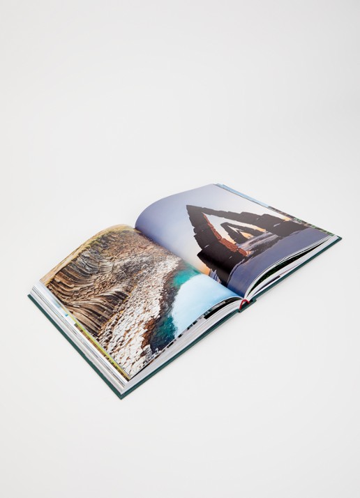 Assouline Iceland Epic - voorkant 2 legergroen