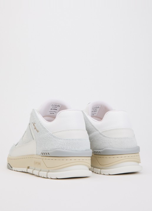 Axel Arigato Area Lo Fluffy sneaker met suède details - achterkant 2 lichtblauw