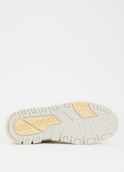 Axel Arigato Area Lo Label sneaker van leer van suède - detail 4 beige