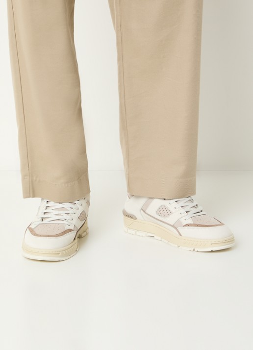 Axel Arigato Area Lo sneaker van suède met leren details - voorkant 2 lichtgrijs