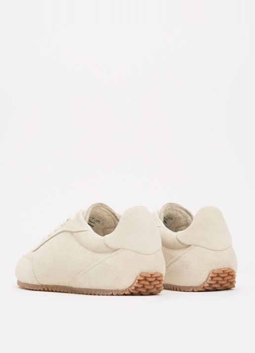 Axel Arigato Daze Runner sneaker van suède met logo - achterkant creme