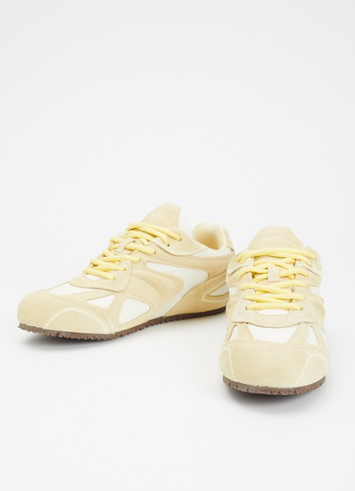 Axel Arigato Slow Runner sneaker met suède details - detail lichtgeel