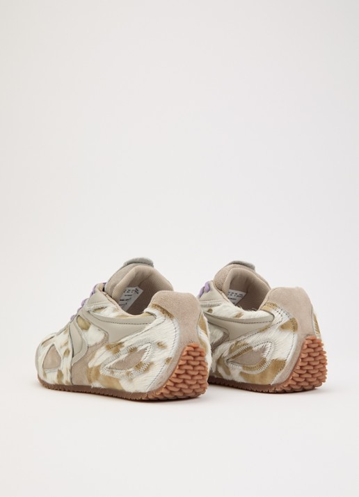 Axel Arigato Slow Runner sneaker van suède met details van leer en ponyhair - achterkant beige