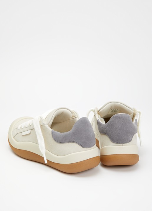 Axel Arigato Squish sneaker van nubuck met suède details - achterkant 2 beige