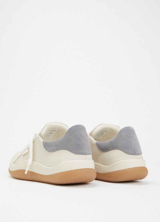 Axel Arigato Squish sneaker van nubuck - achterkant beige