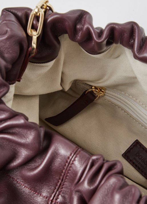ba&sh Medium schoudertas van lamsleer - detail aubergine
