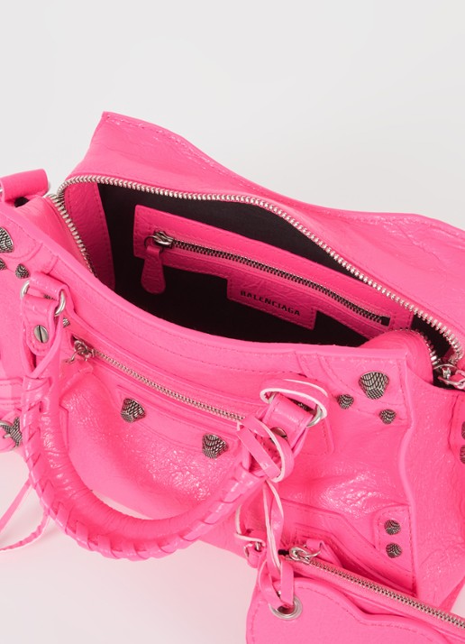 Balenciaga Neo Cagole XS handtas van lamsleer met studs  - detail neonroze