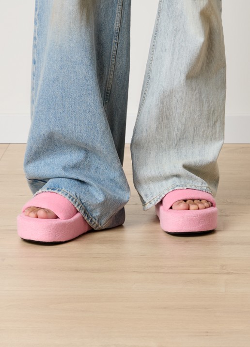 Balenciaga Rise slipper met logo - voorkant 2 roze