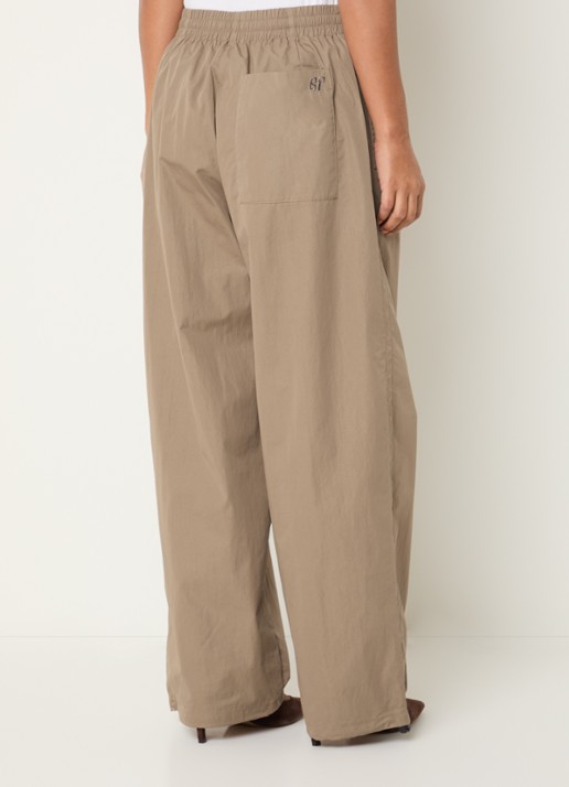 Baum und Pferdgarten High waist wide fit broek met steekzakken - achterkant 4 camel