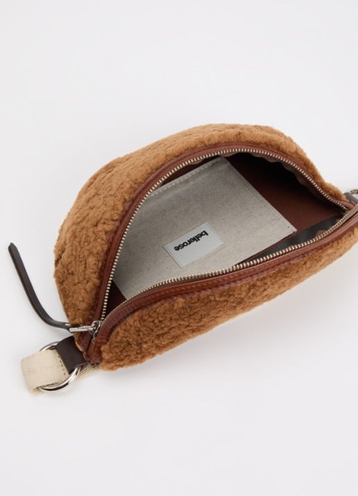 Bellerose Rosie crossbodytas met afneembare schouderriem - detail camel