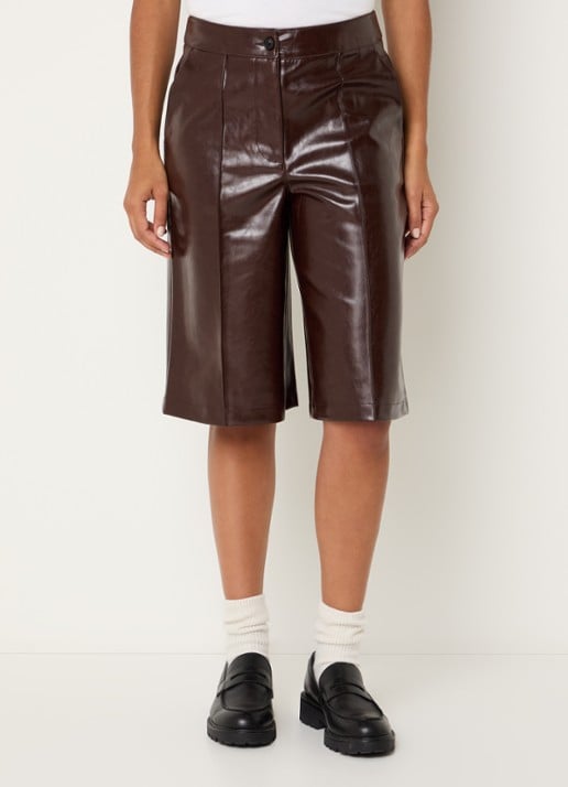 Benetton High waist straight fit korte broek van imitatieleer - detail roodbruin