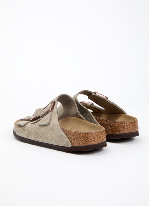 Birkenstock Arizona slipper van suède - achterkant donkerbeige