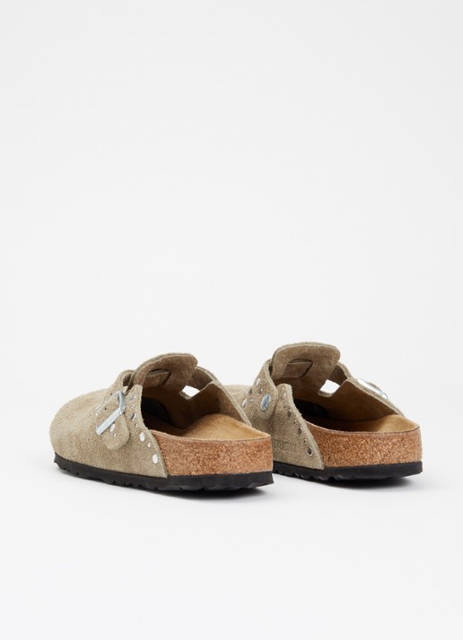 Birkenstock Narrow Fit Boston clog van suède met studs - achterkant taupe