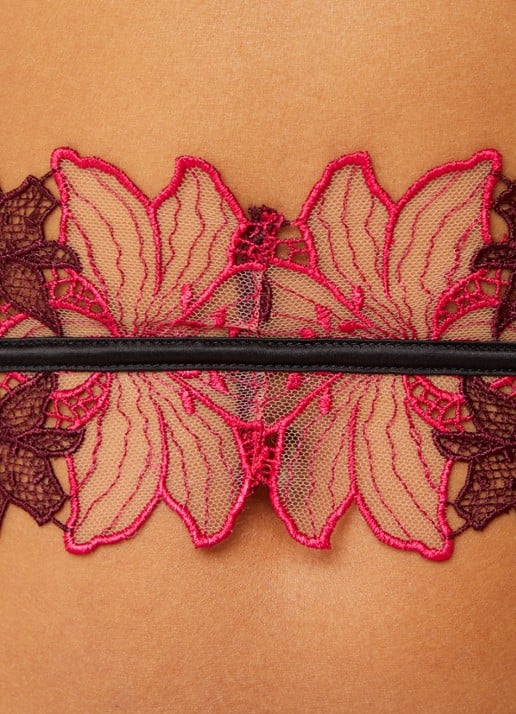 Bluebella Calantha jarretels van mesh met bloemborduring - detail 2 fuchsia