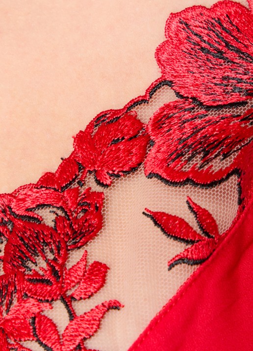 Bluebella Lavanya slipdress met bloemborduring - detail 2 rood