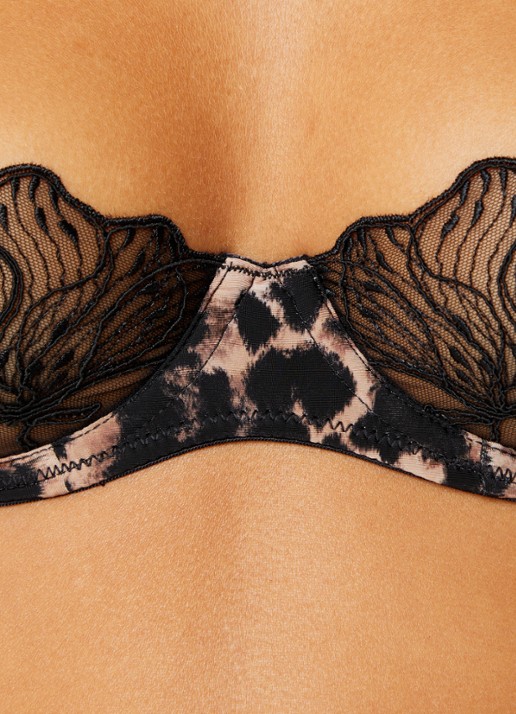 Bluebella Nina demi beugel bh van mesh met borduring en panterprint - detail 2 camel