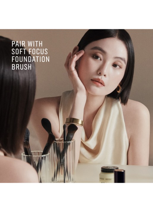 Bobbi Brown Serum Silk Foundation - detail 2 warm porcelain