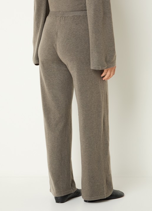 Boii Studios Geifa fijngebreide high waist straight fit broek - achterkant 3 lichtbruin