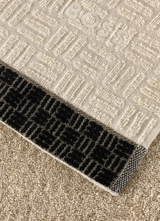 BOSS Badhanddoek 50 x 100 cm - voorkant 2 beige