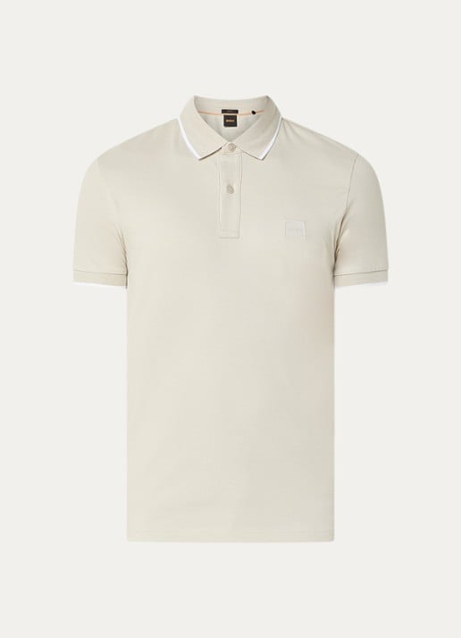 BOSS Passertip slim fit polo van piqué katoen met logo - voorkant 2 zand