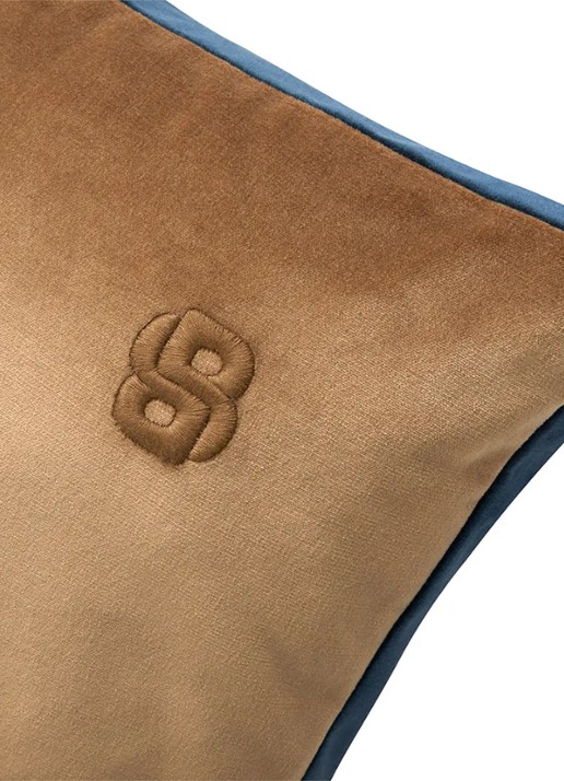 BOSS Sierkussenhoes 43 x 43 cm - voorkant 3 camel
