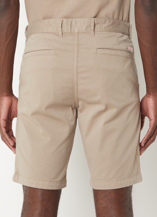 BOSS Slim fit korte chino met steekzakken - achterkant donkerbeige