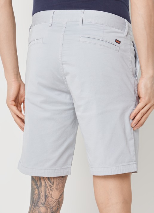 BOSS Slim fit korte chino met steekzakken - achterkant 4 lichtgrijs
