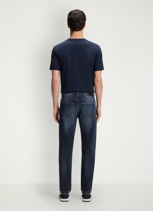 BOSS Straight fit jeans met donkere wassing - achterkant donkerblauw