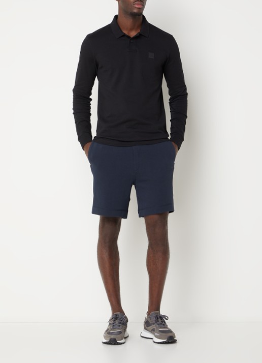 BOSS Straight fit korte broek van sweatstof met logopatch - voorkant 2 dark blue-404 / blauw