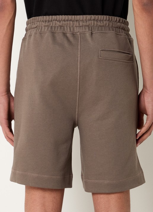 BOSS Straight fit korte broek van sweatstof met logopatch - achterkant 3 donkerbeige