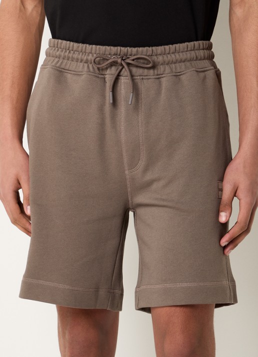 BOSS Straight fit korte broek van sweatstof met logopatch - detail 4 donkerbeige