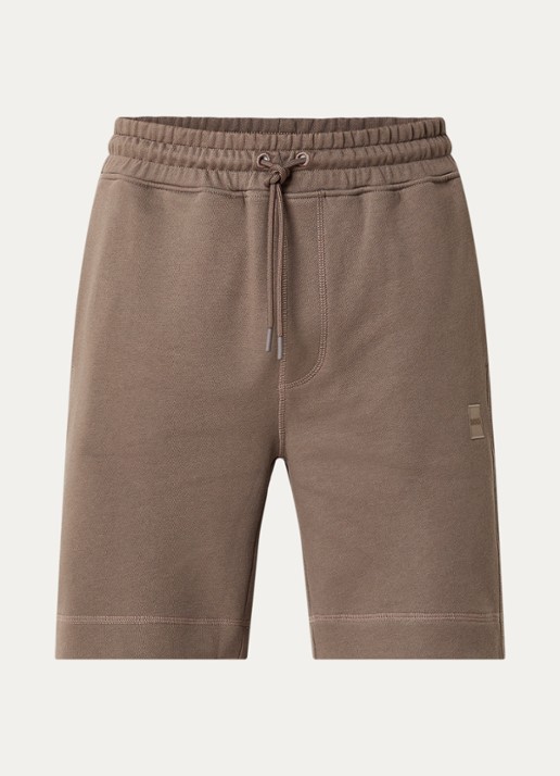 BOSS Straight fit korte broek van sweatstof met logopatch - voorkant donkerbeige