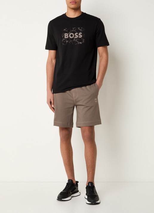 BOSS Straight fit korte broek van sweatstof met logopatch - voorkant 2 donkerbeige