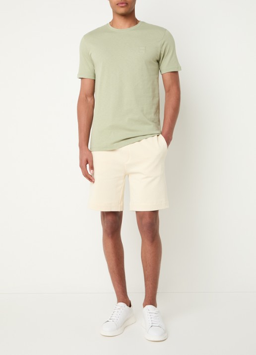 BOSS Straight fit korte broek van sweatstof met logopatch - voorkant 4 open yellow-767 / geel