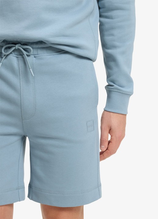 BOSS Straight fit korte broek van sweatstof met logopatch - detail 5 light/pastel blue-458 / blauw