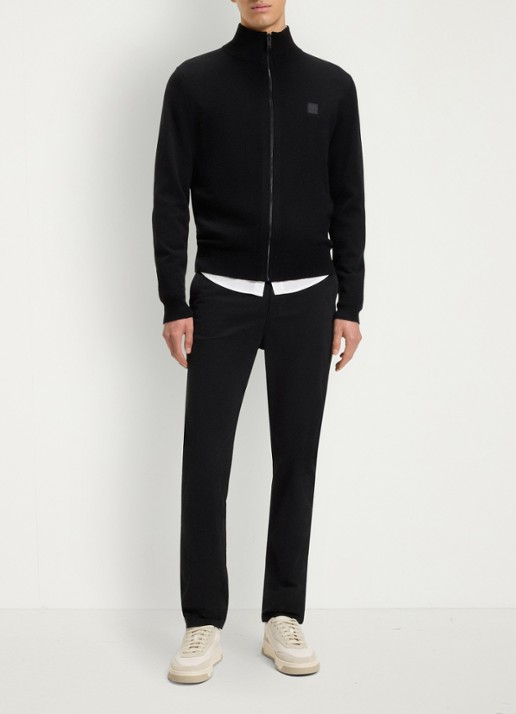 BOSS Tapered fit chino met steekzakken - voorkant 2 zwart