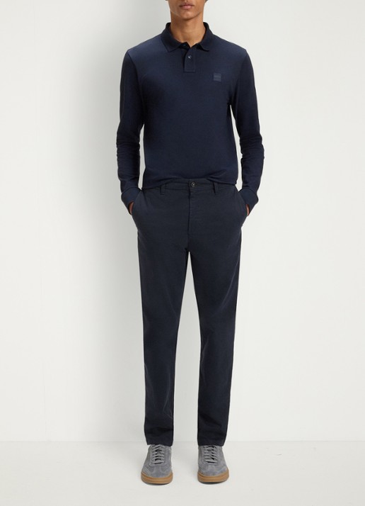 BOSS Tapered fit chino met steekzakken - voorkant 2 donkerblauw