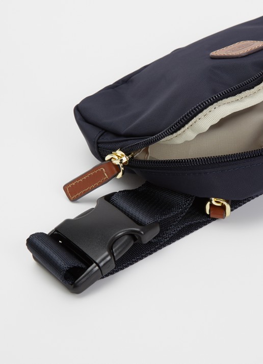 Bric's X-Collection heuptas met logo - detail donkerblauw