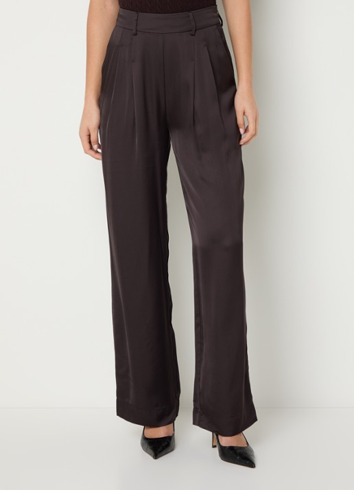 Bruuns Bazaar Zalli high waist straight fit pantalon van satijn met steekzakken - detail donkerbruin
