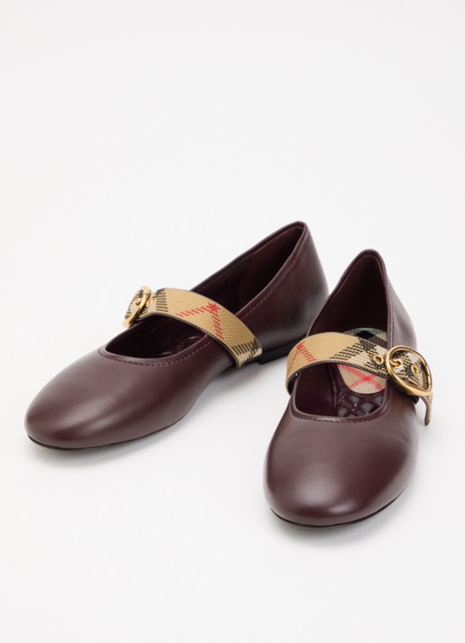 Burberry Ballerina van lamsleer - detail 2 bordeauxrood