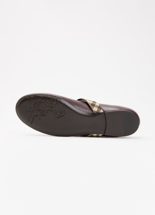 Burberry Ballerina van lamsleer - detail 4 bordeauxrood
